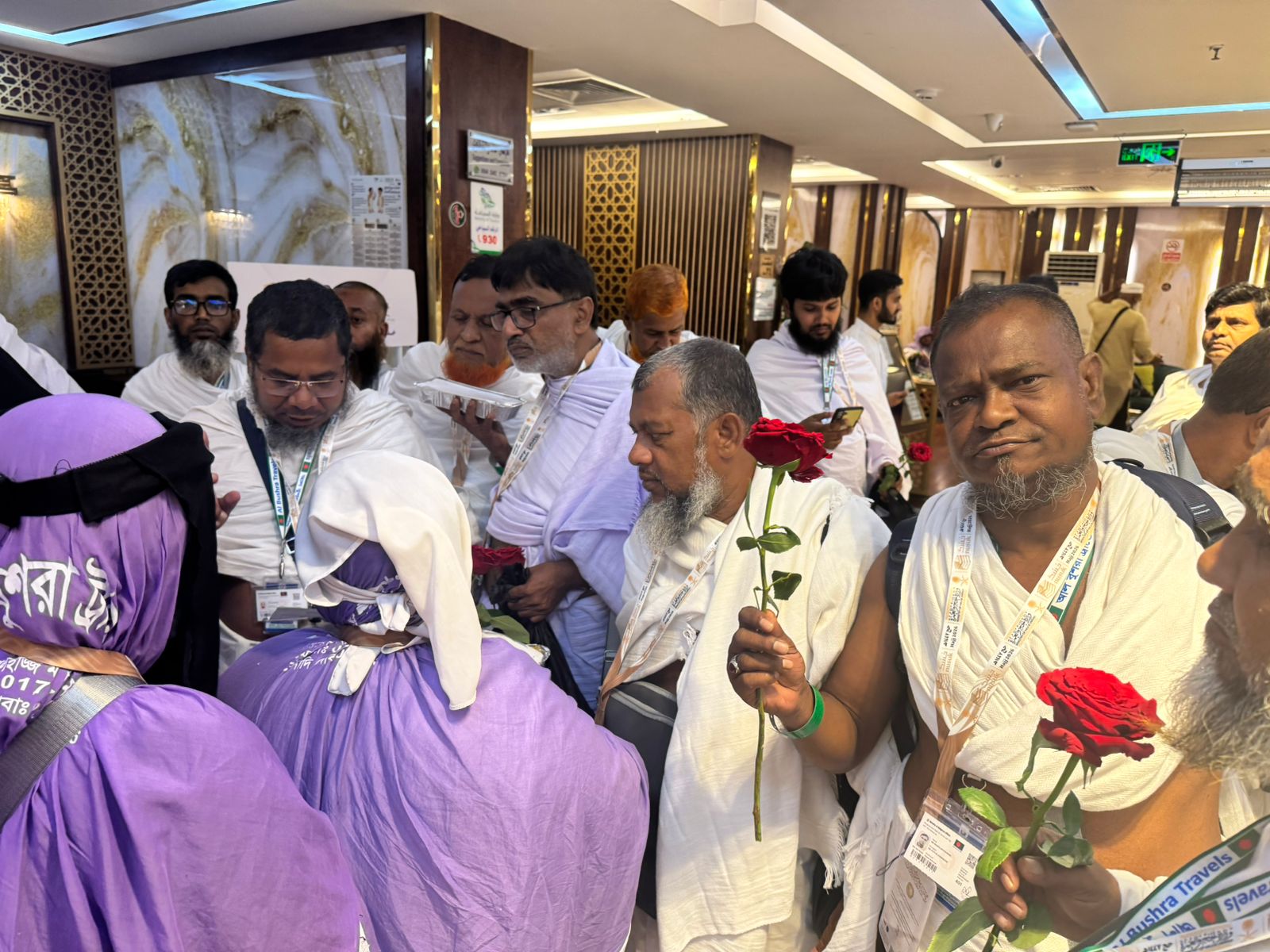 সৌদি সার্ভিস কোম্পানি কর্তৃক “আল বুশরা ট্রাভেলস’’ এর হাজী সাহেবদের বরণ করার খন্ডচিত্র।